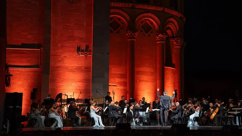 Orchester bei der Notte dei Miracoli vor dem beleuchteten Dom von Pisa – Toskana Wochenschau