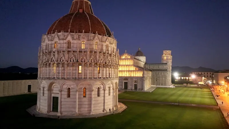Nächtlicher Blick über die Piazza dei Miracoli mit Baptisterium, Dom und Schiefem Turm von Pisa – Toskana Wochenschau