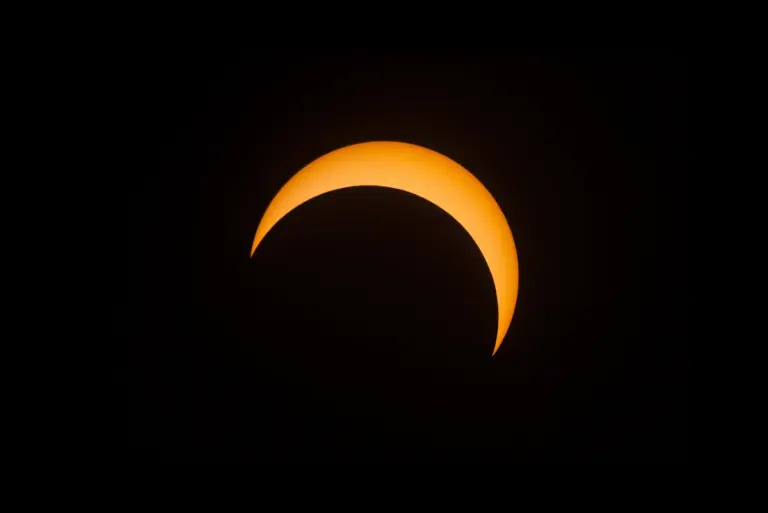 Partielle Sonnenfinsternis mit orangefarbener Sonnensichel vor schwarzem Himmel – Toskana Wochenschau