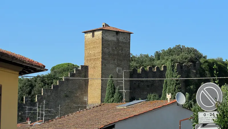 Toskana Wochenschau: Mittelalterlicher Turm und Stadtmauer an der Via della Madonna della Pace in Florenz