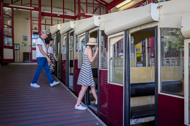 Toskana Wochenschau: Fahrgäste steigen in die historische Standseilbahn von Montenero bei Livorno