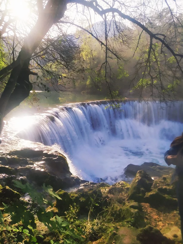 Von Sonnenstrahlen beleuchteter Wasserfall im Flusspark an der Elsa – Toskana Wochenschau