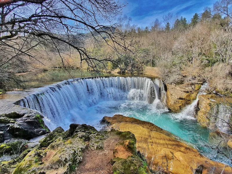 Wasserfall mit türkisfarbenem Becken im Flusspark an der Elsa – Toskana Wochenschau
