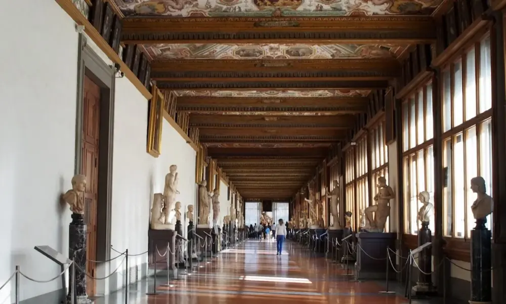 Caravaggio Medusa – Flur der Uffizien in Florenz mit antiken Skulpturen und Gemälden