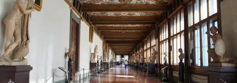 Caravaggio Medusa – Flur der Uffizien in Florenz mit antiken Skulpturen und Gemälden