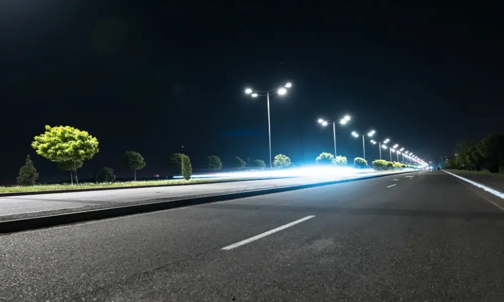 Gedankenstrich vs Bindestrich – nächtliche Straße mit langen Lichtspuren und unterbrochenen Fahrbahnmarkierungen