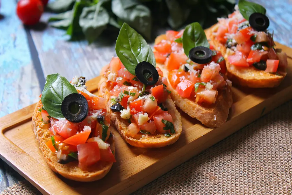 Mediterrane Küche – Bruschetta mit Tomaten, schwarzen Oliven und Basilikum