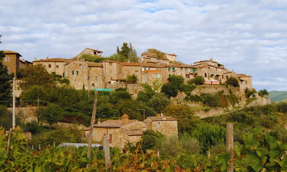 Montefioralle – Blick auf den historischen Ort mit Natursteinhäusern und Weinbergen