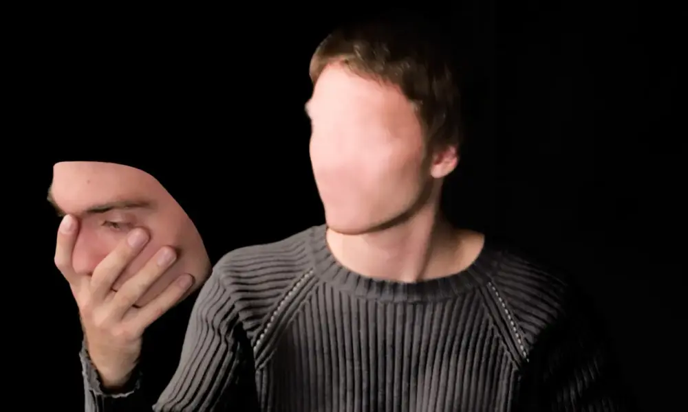 Selbstzweifel – gesichtslose Person hält ein Stück ihres eigenen Gesichts in der Hand