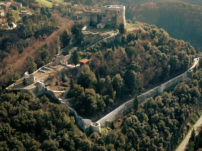 Toskana Wochenschau – Castello Aghinolfi in der Lunigiana aus der Luft mit Mauern und Wehrtürmen