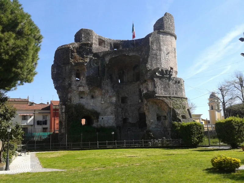 Toskana Wochenschau – Castello di Avenza in der Lunigiana mit erhaltenem Rundturm und Mauerresten