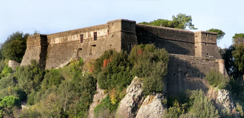 Toskana Wochenschau – Fortezza della Brunella in der Lunigiana auf einem bewaldeten Felssporn