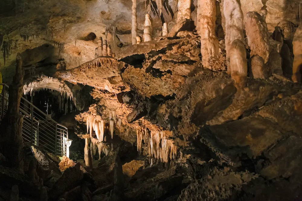 Toskana Wochenschau – Tropfsteinhöhle mit Stalaktiten und Stalagmiten