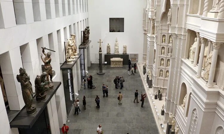 Toskana Wochenschau – Museo dell’Opera del Duomo in Florenz mit Skulpturen und Domfassade