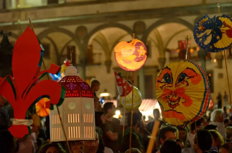 Toskana Wochenschau – Rificolona in Florenz mit bunten Laternen am Abend