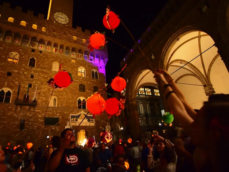Toskana Wochenschau – Rificolona mit roten Papierlaternen vor dem Palazzo Vecchio in Florenz