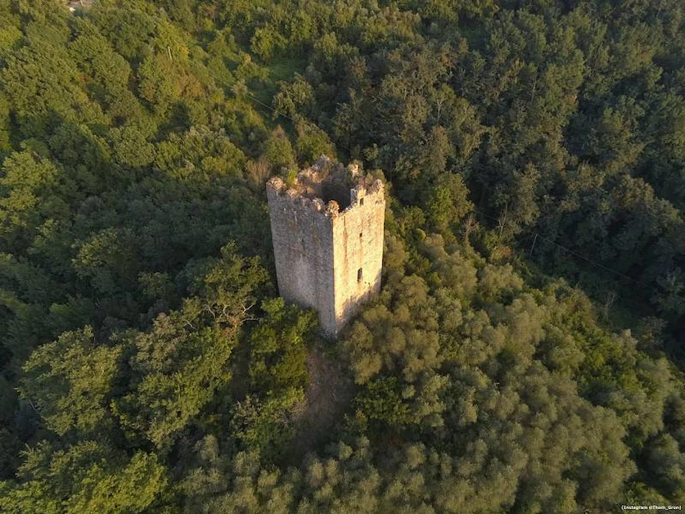 Toskana Wochenschau – mittelalterlicher Turm bei Ripafratta in der Toskana