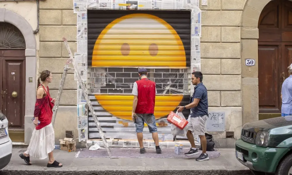 Toskana Wochenschau – großes Smiley-Gesicht als Streetart auf einem Rollladen