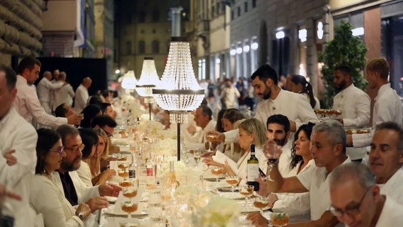 Toskana Wochenschau – festlich gedeckte Tafel bei „Tornabuoni e Strozzi in bianco“ in Florenz