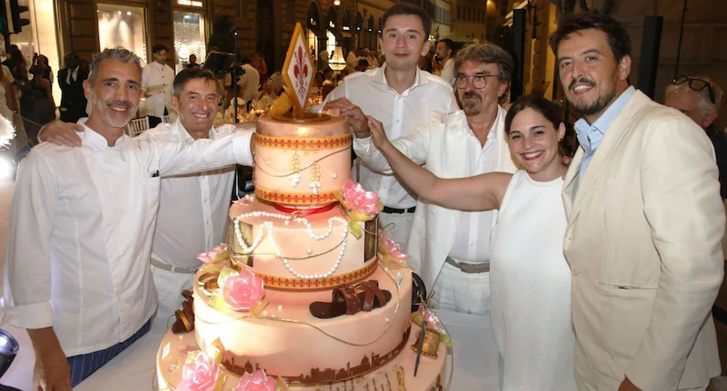 Toskana Wochenschau – Gäste bei „Tornabuoni e Strozzi in bianco“ in Florenz mit mehrstöckiger Festtorte