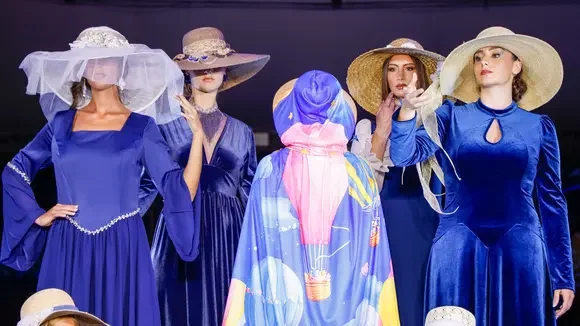 Toskana Wochenschau – Models mit Strohhüten bei der Modenschau „Un Fiume di Paglia“ in Signa
