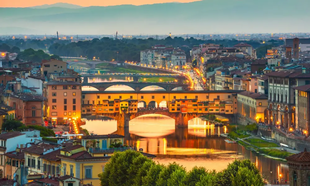 Florenz, die snobistische Tante – Blick über den Arno und die Ponte Vecchio im Abendlicht