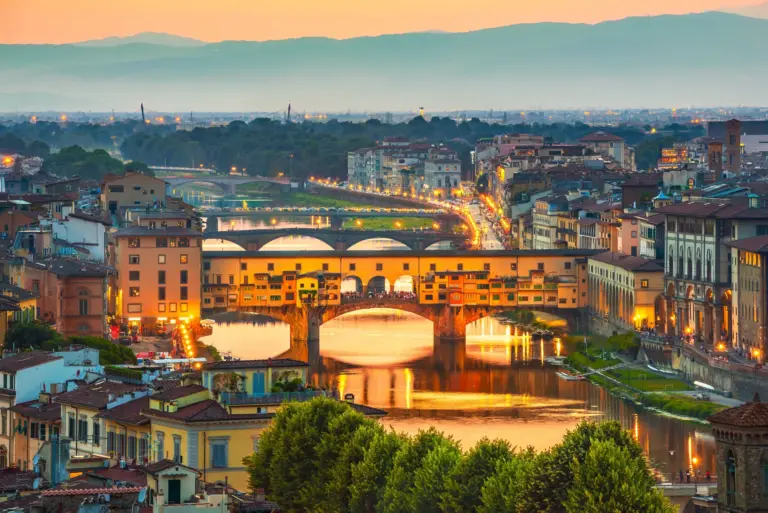 Florenz, die snobistische Tante – Blick über den Arno und die Ponte Vecchio im Abendlicht
