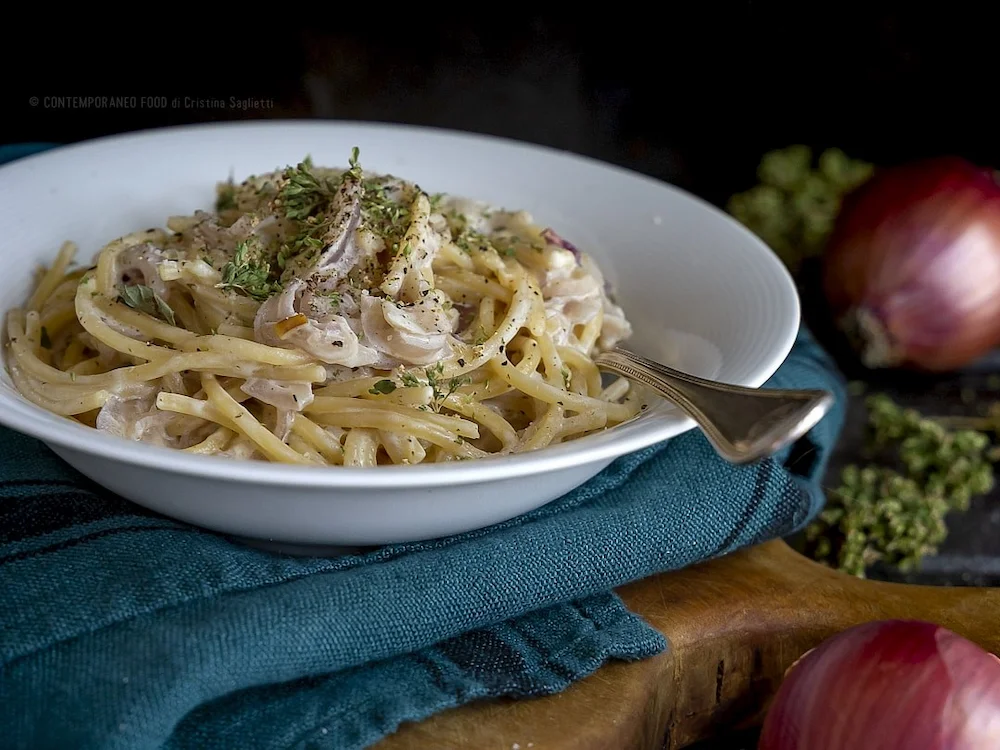 Pasta con cipolla – cremige Pasta mit geschmorten Zwiebeln, Pecorino und Kräutern