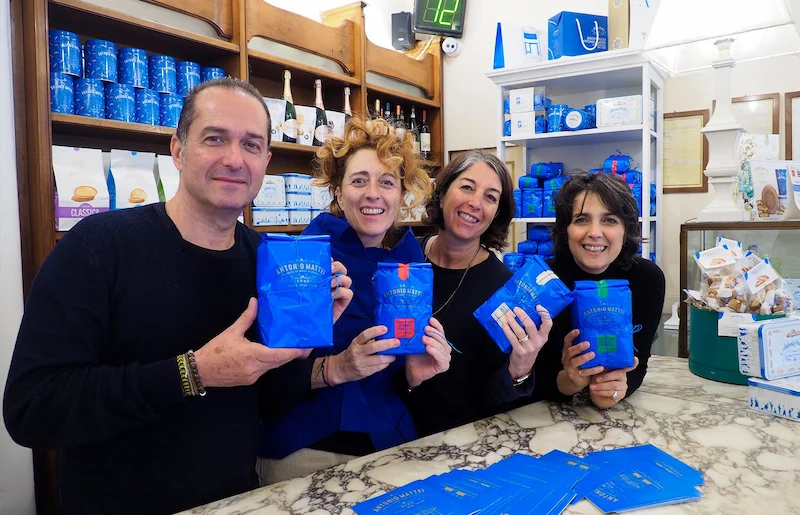 Toskana Wochenschau – Familie Mattei mit den blauen Cantucci-Packungen von Antonio Mattei in Prato