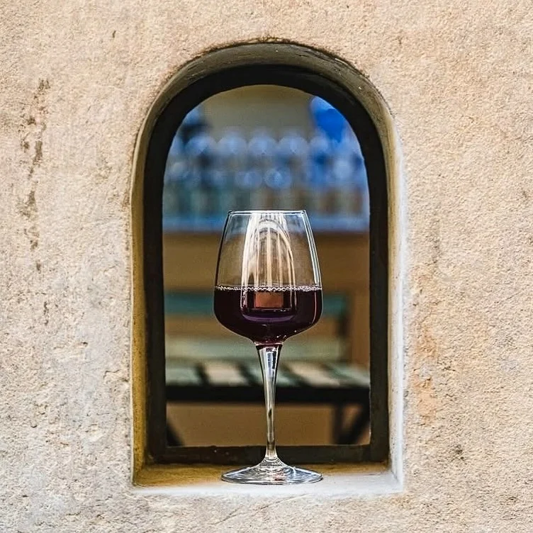 Toskana Wochenschau – Buchetta del vino in Florenz mit Weinglas als Symbolbild