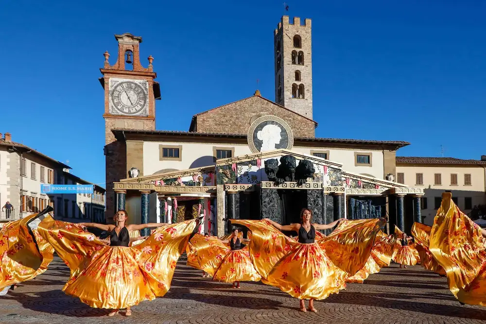 Toskana Wochenschau – Tänzerinnen bei der 100. Festa dell’Uva auf der Piazza Buondelmonti in Impruneta