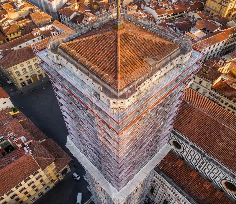 Toskana Wochenschau – eingerüsteter Campanile di Giotto in Florenz während der Restaurierung aus der Vogelperspektive