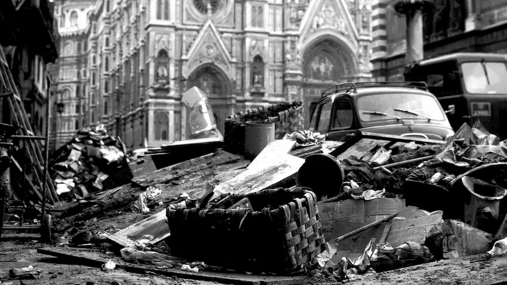 Toskana Wochenschau – Trümmer und beschädigte Fahrzeuge nach dem Hochwasser von 1966 in Florenz