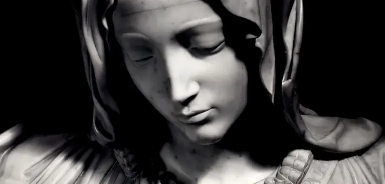 Toskana Wochenschau – Nahaufnahme einer Madonnen-Skulptur in Schwarz-Weiß