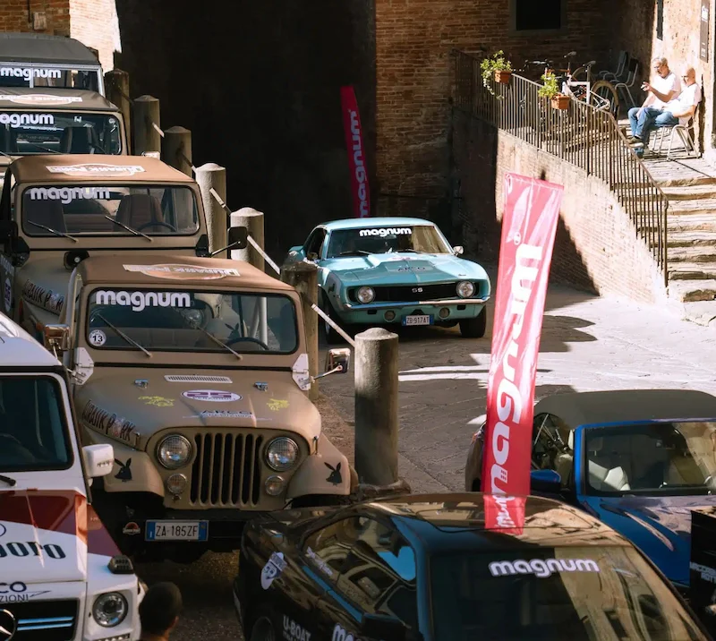 Toskana Wochenschau – Oldtimer-Konvoi der Magnum Run 2026 in einer toskanischen Altstadt