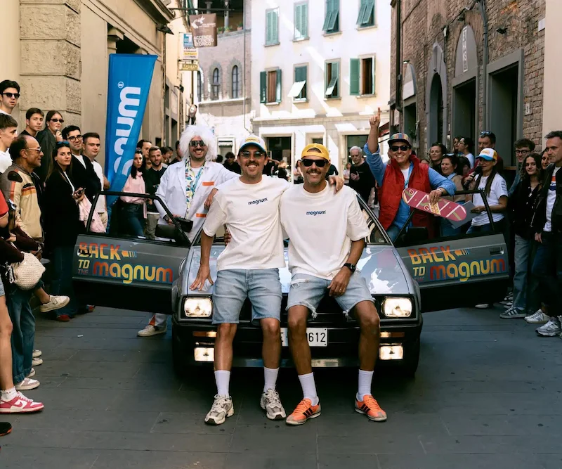 Toskana Wochenschau – Teilnehmer der Magnum Run 2026 vor einem Oldtimer im Achtzigerjahre-Look