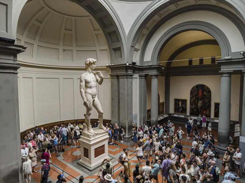 Toskana Wochenschau – Michelangelos David in der Galleria dell’Accademia in Florenz mit zahlreichen Besuchern