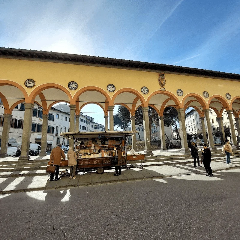 Toskana Wochenschau – historische Buchbude La Vecchia Scintillante auf der Piazza dei Ciompi in Florenz