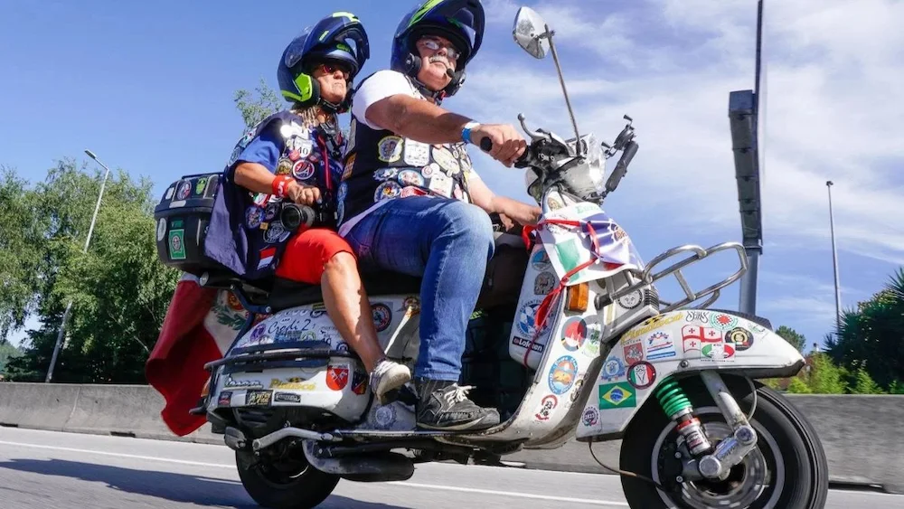 Toskana Wochenschau – Sandra Carozzi und Mario Pecorari auf ihrer Vespa Crodi während einer Reise