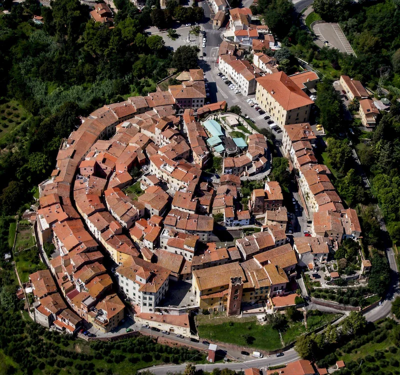 Toskana Wochenschau – Luftaufnahme von Santa Maria a Monte mit spiralförmig angeordneten Gassen