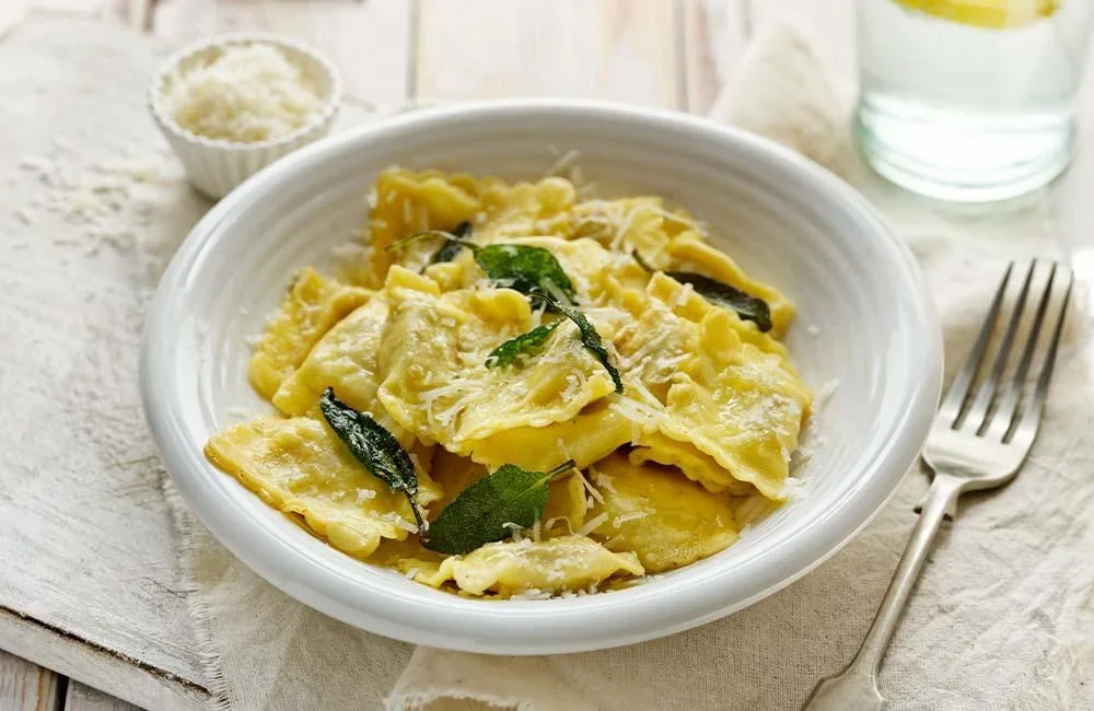 Toskana Wochenschau – Tortelli Maremmani mit breitem Rand, Salbei und geriebenem Käse