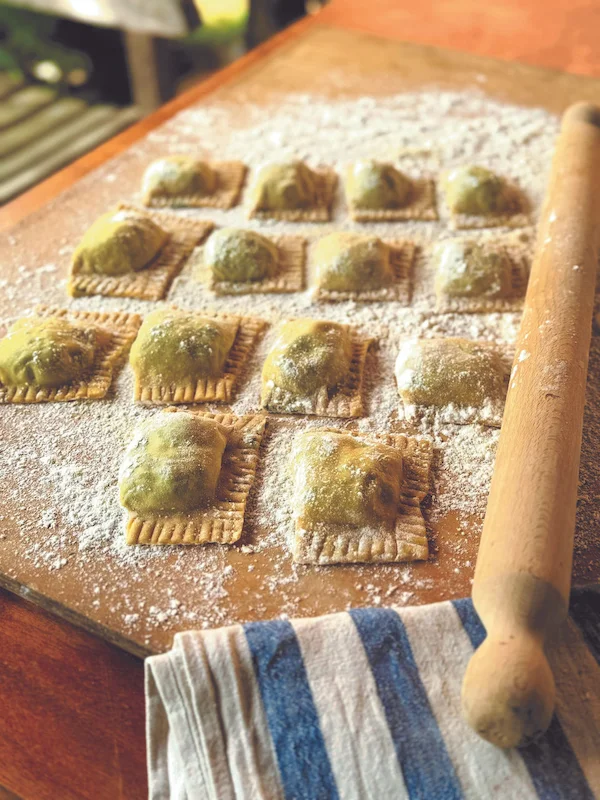 Toskana Wochenschau – frisch zubereitete Tortelli Maremmani mit breitem Rand auf bemehlter Arbeitsfläche