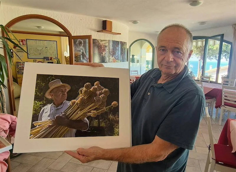 Toskana Wochenschau – Vincenzo Anselmi mit einem Foto zur Cipolla di Patresi auf Elba