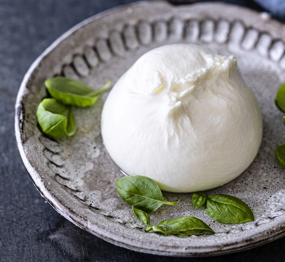 Typisch italienisch – Mozzarella als augenzwinkerndes Symbol für auffallend blasse Haut im Sommer