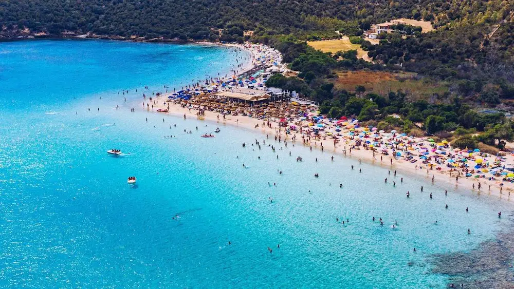Typisch italienisch – voller Strand von Tuerredda als Symbol für die Regel, nach dem Essen nicht schwimmen zu gehen