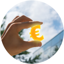 Hand hält Euro-Symbol – Korrektorat Leipzig mit transparenten Preisen und fairen Konditionen